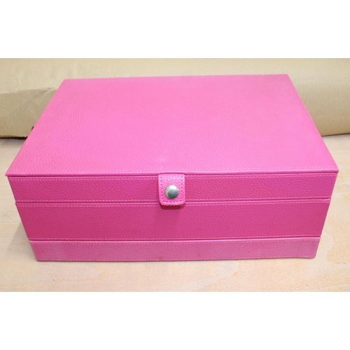 135 - Large Quantity Of Jewellery Items In Box
All Proceeds Go To Charity