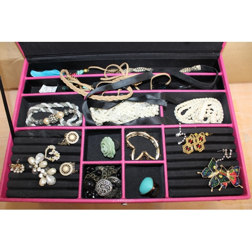 135 - Large Quantity Of Jewellery Items In Box
All Proceeds Go To Charity