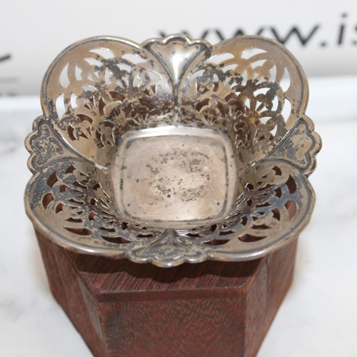 522 - Silver Hallmarked Bon Bon Dish 9.5cm x 9.5cm Weight 35g