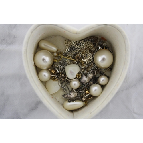 476 - Mixed Jewellery Items In Heart Container Some Stamped 375 & 925
All Proceeds Go To Charity