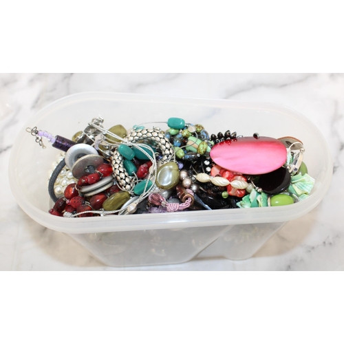 486 - Quantity Of Jewellery Items In Container
All Proceeds Go To Charity