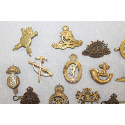 204 - Quantity Of Military Collar / Cap Badges