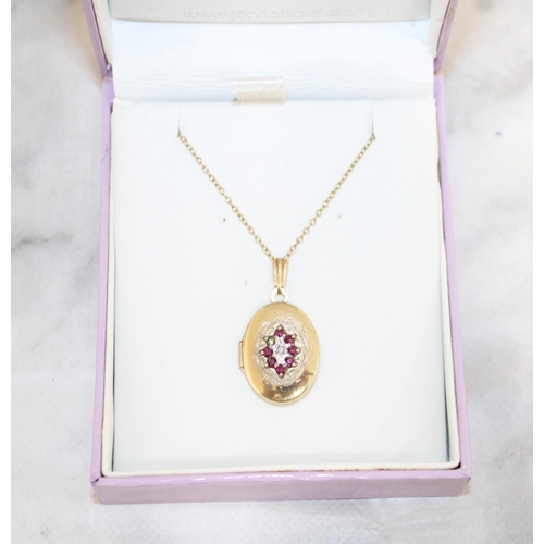 604 - Stamped 375 Gold Locket & Necklace
Missing Stone
Weight-3.34g
Length-18in
In A Box