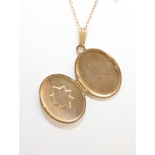 604 - Stamped 375 Gold Locket & Necklace
Missing Stone
Weight-3.34g
Length-18in
In A Box