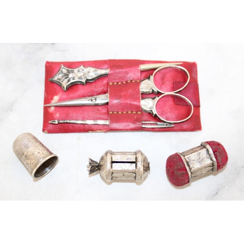 567 - Antique Georgian Sewing Set Unmarked But Tested Inc-
Pin Cushion
Tape Measure Case (Missing tape)
ET... 