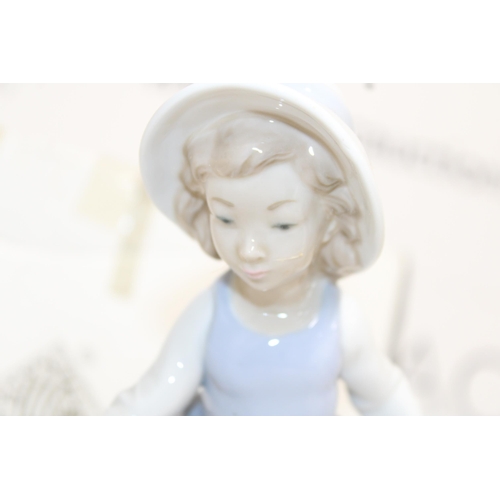 147 - Collectable Boxed Nao Figurine Hand Made In Spain By Lladro Height-19.5cm Collection Only