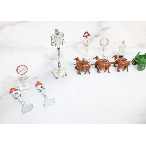 723 - Lead Signs / Figures / Horses & Cart