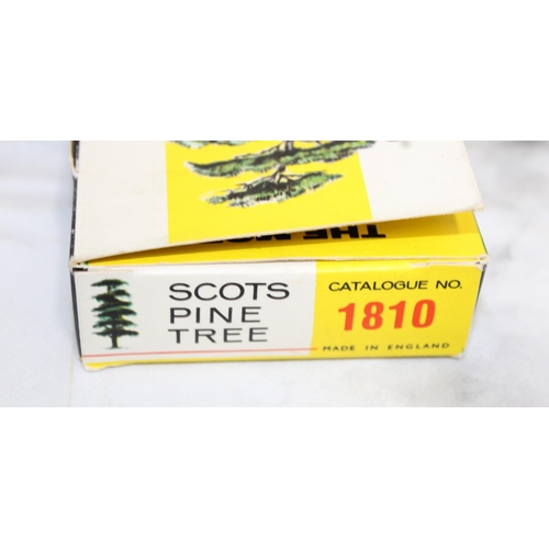 747 - Britains Land Rover  & Scots Pine Tree in Box