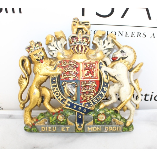 115 - Royal Coat of Arms Wall Plaque - Measures 20cm x 18cm