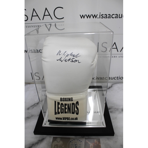 246 - Signed MICHAEL WATSON WHITE BOXING GLOVE Cased With Certificate Of Authenticity Montage Moments
Dama... 