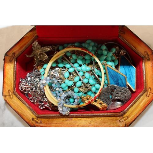 446 - Jewellery Box Containing Jewellery Items