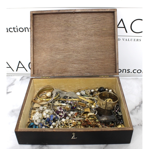 454 - Jewellery Box Containing Jewellery Items