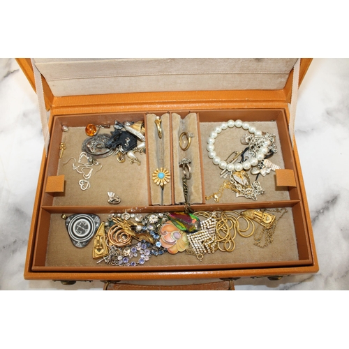 458 - Jewellery Box Containing Jewellery Items