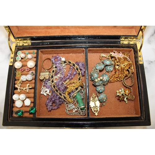 468 - Jewellery Box Containing Jewellery Items