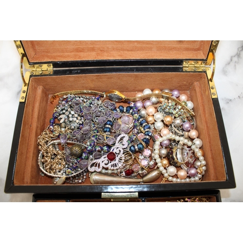 468 - Jewellery Box Containing Jewellery Items