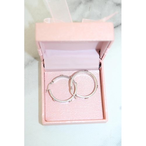 528 - Vintage Stamped 375 Gold Hooped Earrings In A Box
Total Weight-2.91g
Damage-Wearing Around One Area ... 