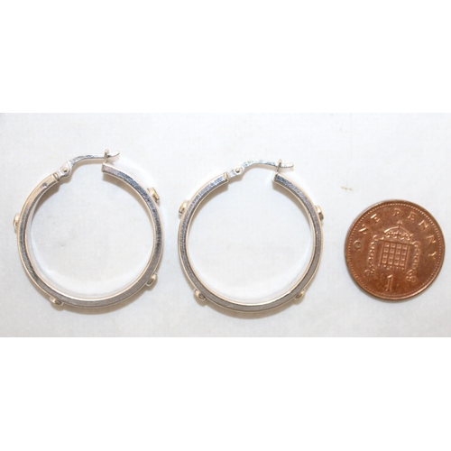 528 - Vintage Stamped 375 Gold Hooped Earrings In A Box
Total Weight-2.91g
Damage-Wearing Around One Area ... 