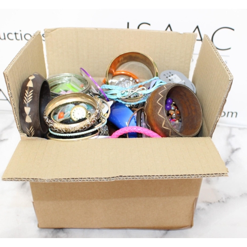 385 - Box Containing Mixed Jewellery Items Etc
All Proceeds Go To Charity