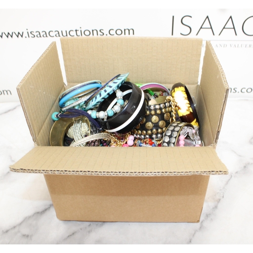 386 - Box Containing Mixed Jewellery Items Etc
All Proceeds Go To Charity