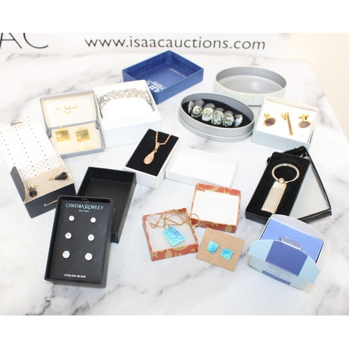 393 - Selection Of Boxed Jewellery & Other Items
All Proceeds Go To Charity