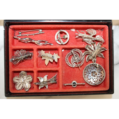 464 - Vintage Box Containing Sterling & 925 Silver & Other Vintage Brooches