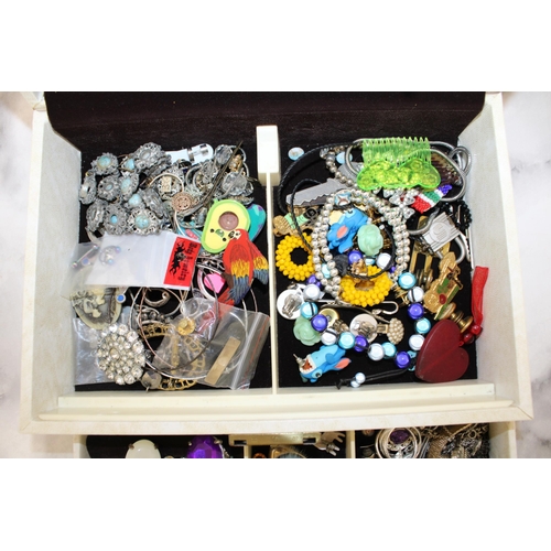 402 - Jewellery Box Containing Mixed Jewellery & Others