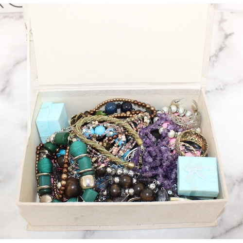 411 - Jewellery Items In Box
All proceeds Go To Charity