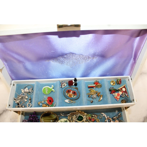 412 - Jewellery Items In Jewellery Box
All proceeds Go To Charity