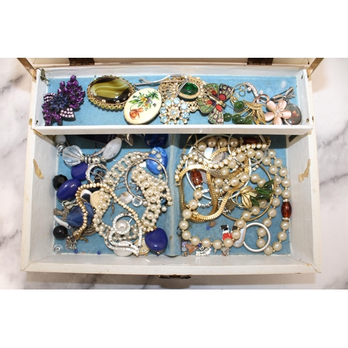 412 - Jewellery Items In Jewellery Box
All proceeds Go To Charity