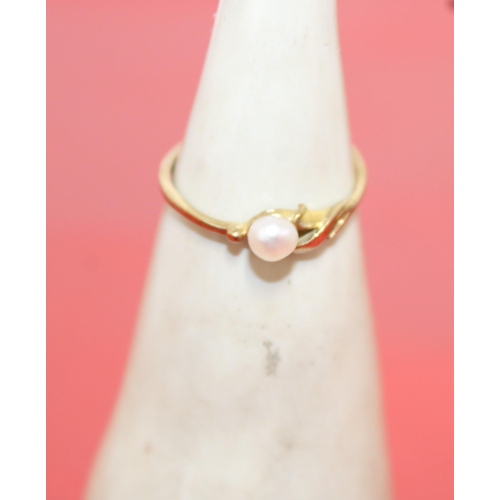 539 - Stamped 375 Gold Ring With Pearl
Total Weight 1.09g
SIZE N