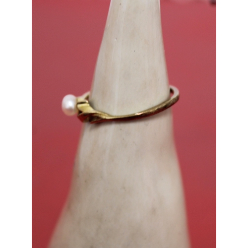 539 - Stamped 375 Gold Ring With Pearl
Total Weight 1.09g
SIZE N