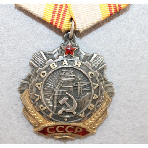 582 - Soviet Medal - Order Of Labor Glory, 3rd Class Number 533462- Type 2, One Piece Construction