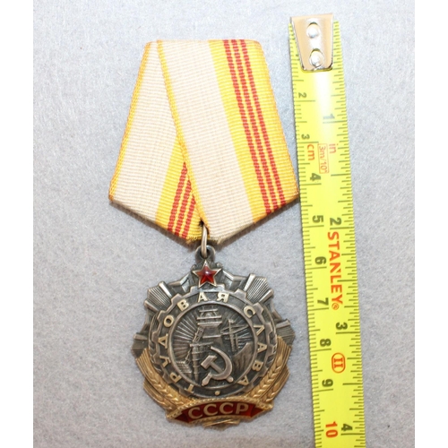 582 - Soviet Medal - Order Of Labor Glory, 3rd Class Number 533462- Type 2, One Piece Construction