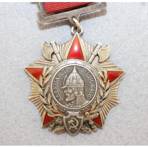 584 - Soviet Medal - Type 1, Variation 3 Order Of Alexander Nevsky Number 832