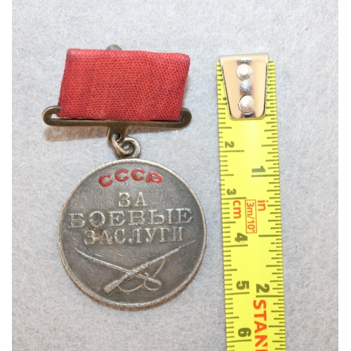 586 - Soviet Order - Medal For Combat Service-Type 1 Variation 3. Number 222305