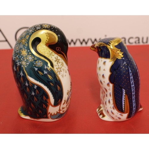 52 - Two Royal Crown Derby Porcelain Penguin And Chick/ Rock Hopper Penguin
Tallest 13cm
COLLECTION ONLY