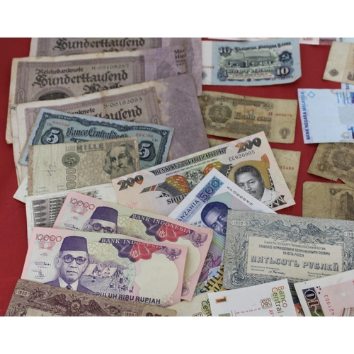 360 - Collection of Worldwide Currency Bank Notes