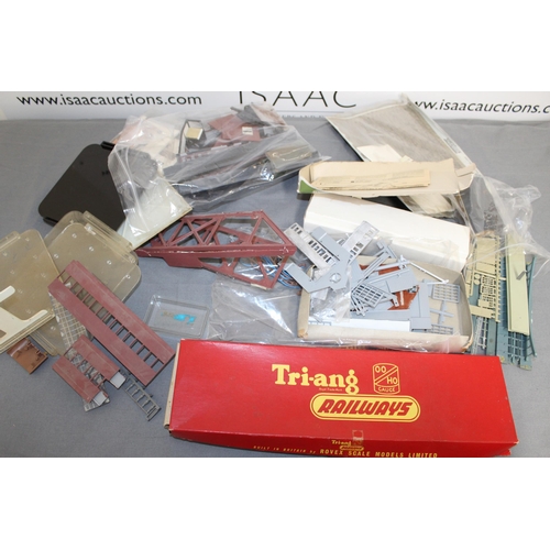 670 - A Collection Of Mixed Railway Accessories