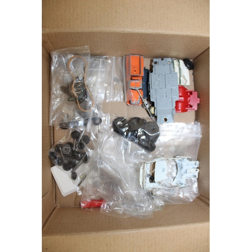 680 - A Quantity Of Mixed Collectable Car/Vehicle Accessories/Parts ETC