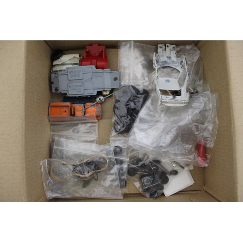 680 - A Quantity Of Mixed Collectable Car/Vehicle Accessories/Parts ETC