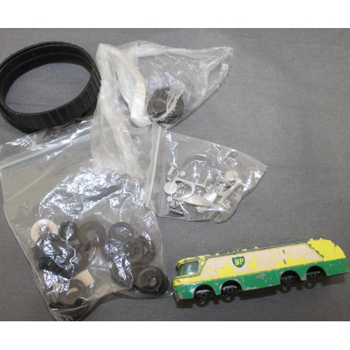 680 - A Quantity Of Mixed Collectable Car/Vehicle Accessories/Parts ETC