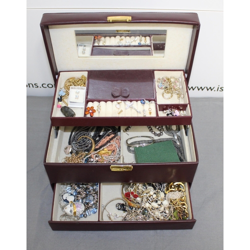 335 - Jewellery Box Containing Jewellery Items Some Silver
All Proceeds Go To Charity