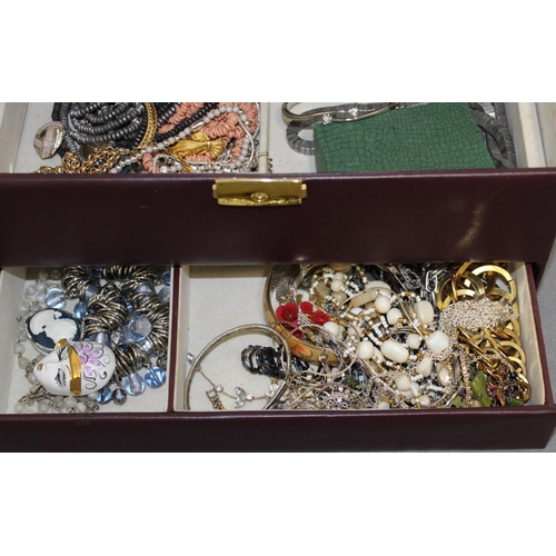 335 - Jewellery Box Containing Jewellery Items Some Silver
All Proceeds Go To Charity