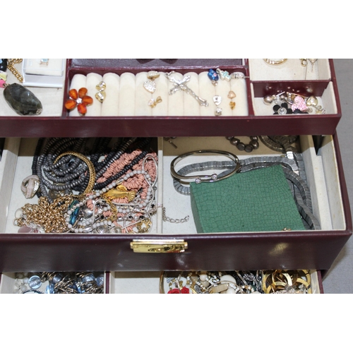 335 - Jewellery Box Containing Jewellery Items Some Silver
All Proceeds Go To Charity