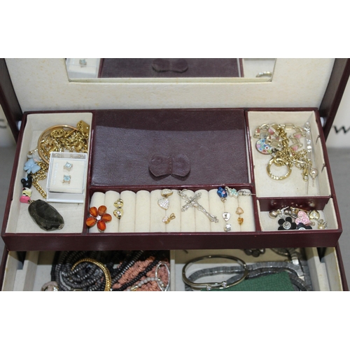 335 - Jewellery Box Containing Jewellery Items Some Silver
All Proceeds Go To Charity