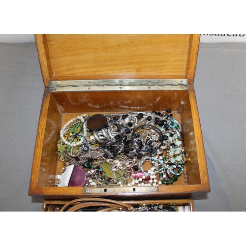 342 - Wooden Box Containing Jewellery Items
All Proceeds Go To Charity