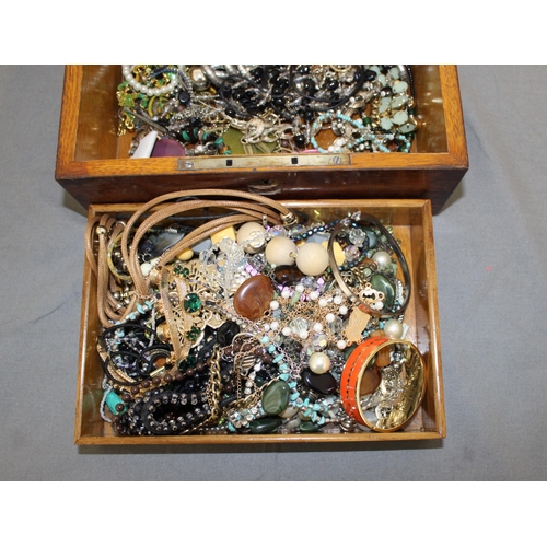 342 - Wooden Box Containing Jewellery Items
All Proceeds Go To Charity