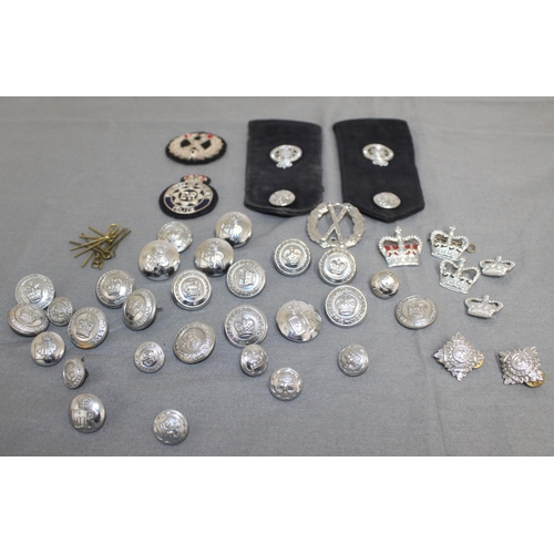 74 - A Quantity Of Ministry Of Defence Buttons And Badges