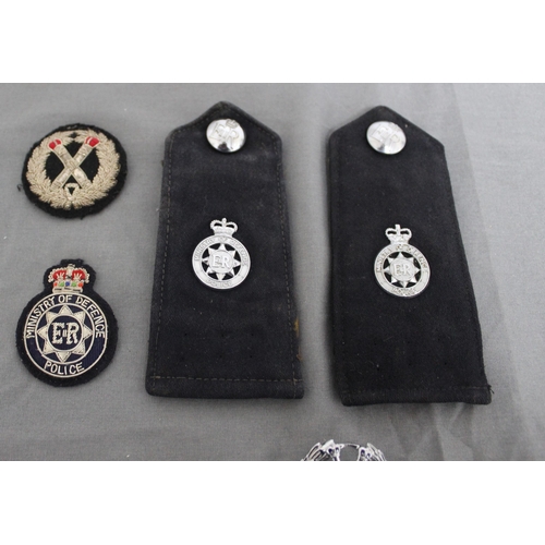 74 - A Quantity Of Ministry Of Defence Buttons And Badges