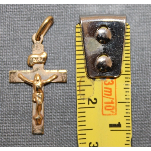 530 - Stamped 375 Italy Gold Cross Total Weight-0.77g